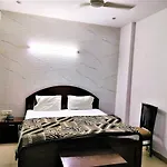 Hotel White Palace,Nizamuddin Railway Station