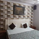 Hotel White Palace,Nizamuddin Railway Station