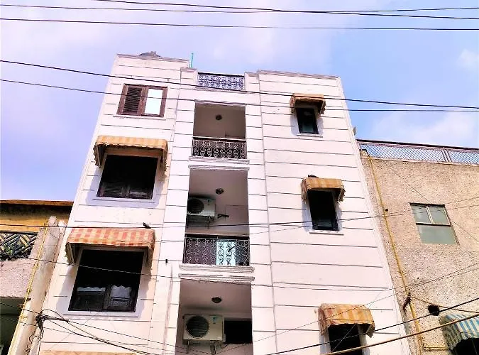 Hotel White Palace,Nizamuddin Railway Station