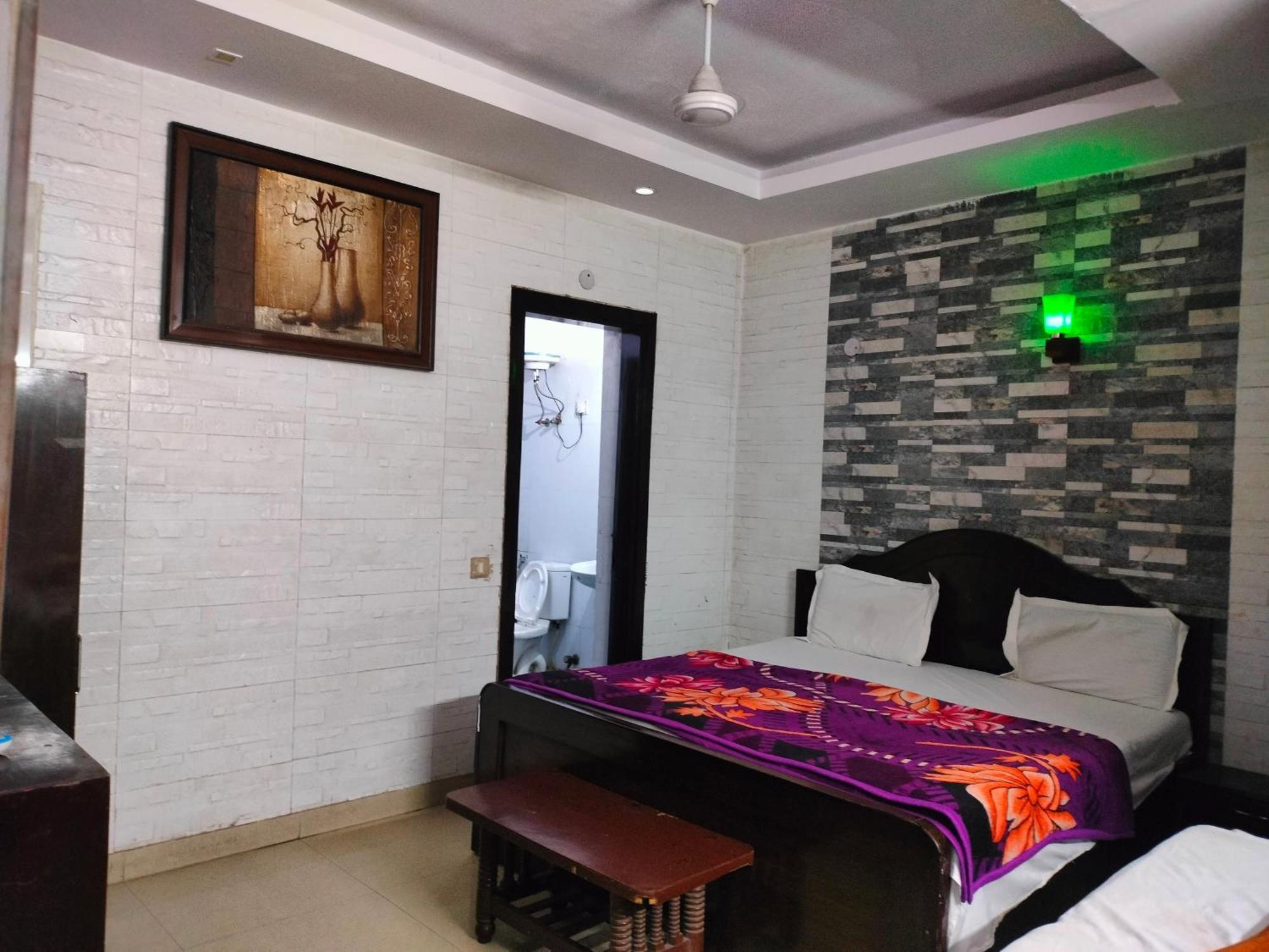 White Palace,nizamuddin Railway Station Guest house *