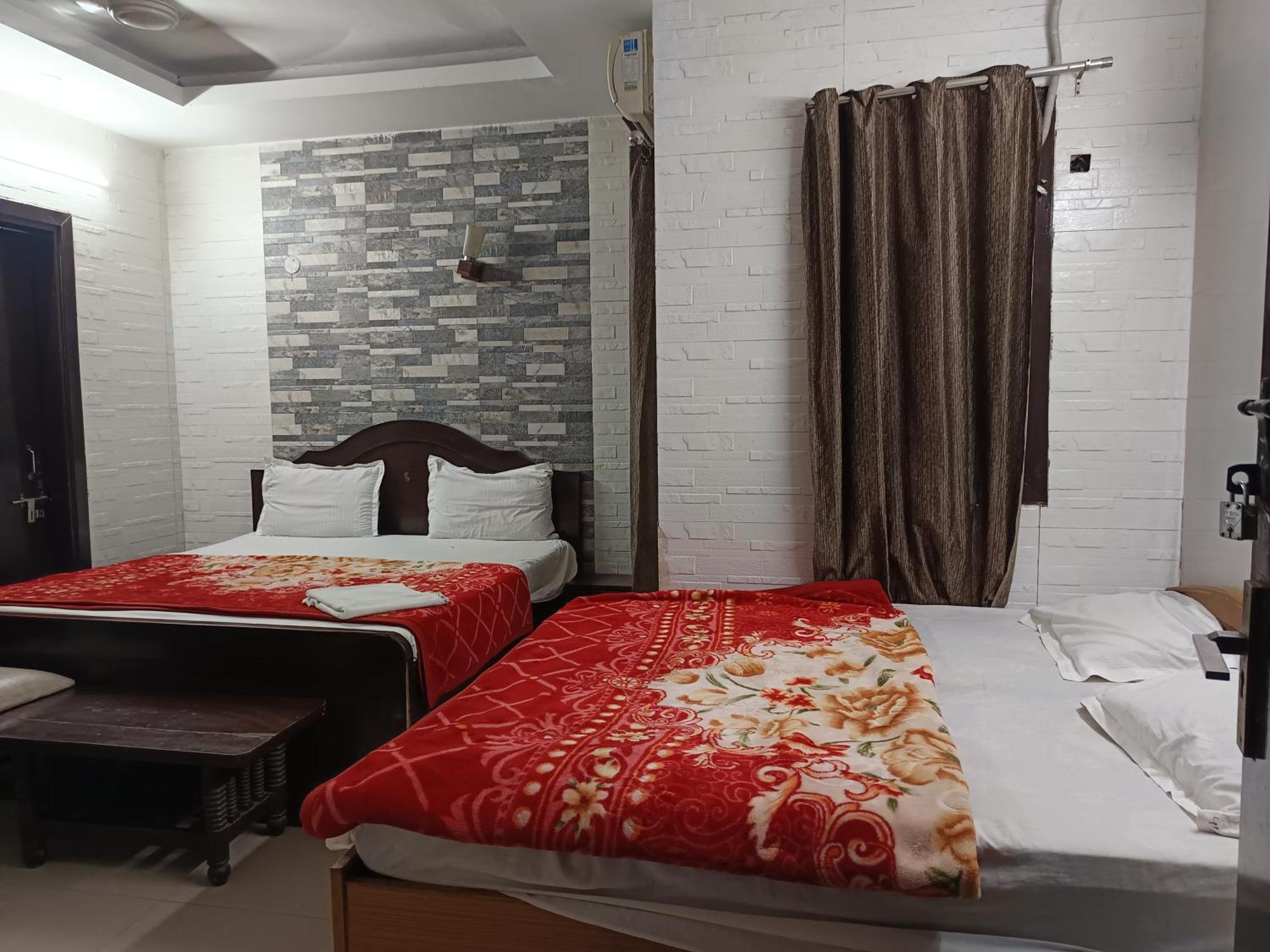 White Palace,nizamuddin Railway Station Guest house