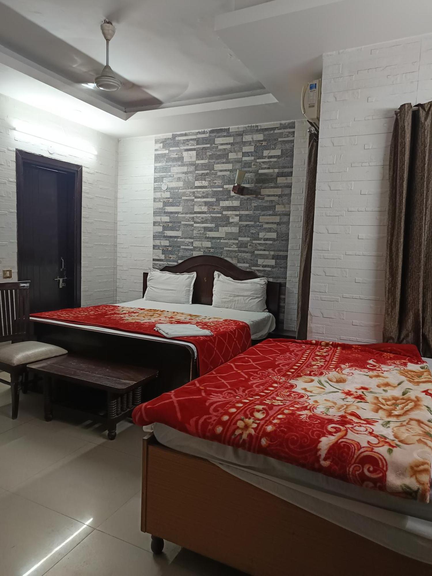 White Palace,nizamuddin Railway Station Guest house *