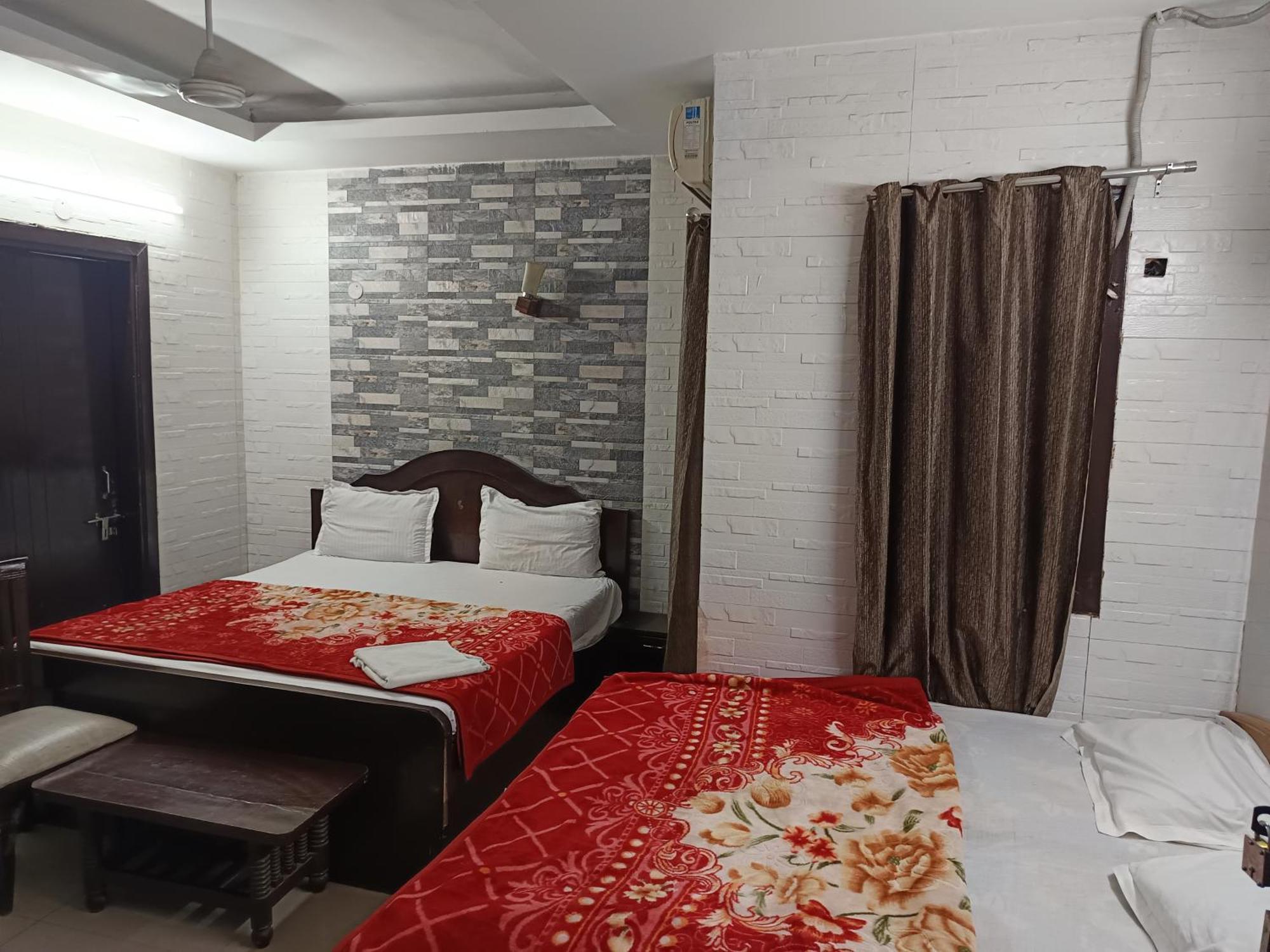 Guest house White Palace,nizamuddin Railway Station *